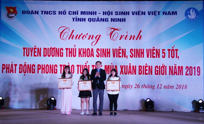 3 thủ khoa đầu vào và đầu ra của Trường Đại học Hạ Long và Trường Đại học Công nghiệp Quảng Ninh được tuyên dương. (Ảnh: CTV)