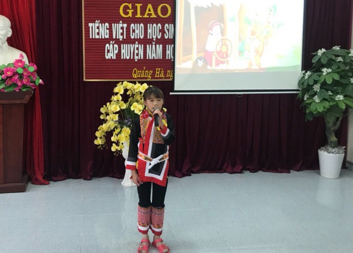 Các em học sinh dân tộc thiểu số tham gia thi kể chuyện tiếng Việt (Ảnh: CTV)