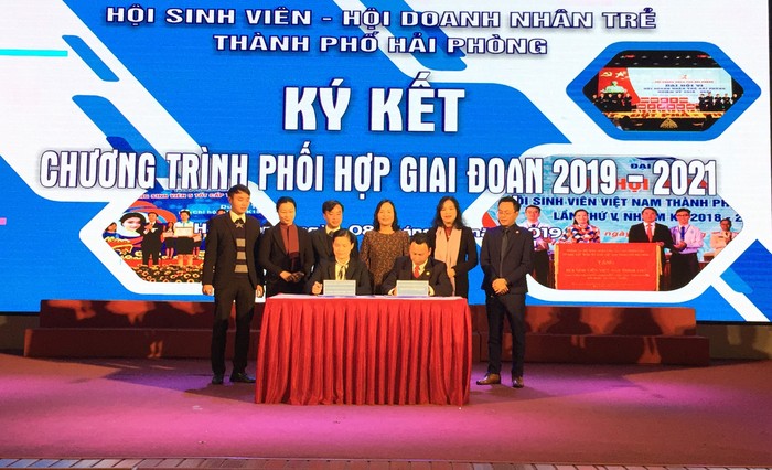 Hội Sinh viên Việt Nam thành phố phối hợp với Hội Doanh nhân trẻ thành phố Hải Phòng ký kết Chương trình phối hợp hoạt động giai đoạn 2019-2021. (Ảnh: Lã Tiến)