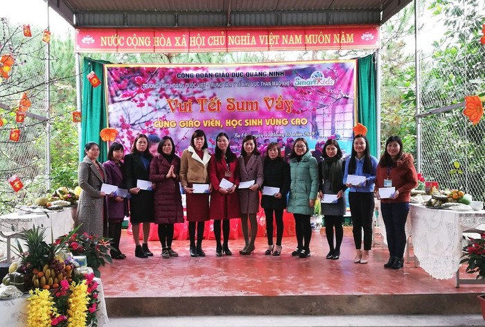 Trao quà Tết cho các thầy cô giáo, học sinh có hoàn cảnh khó khăn tại huyện Ba Chẽ, Quảng Ninh (Ảnh: CTV)