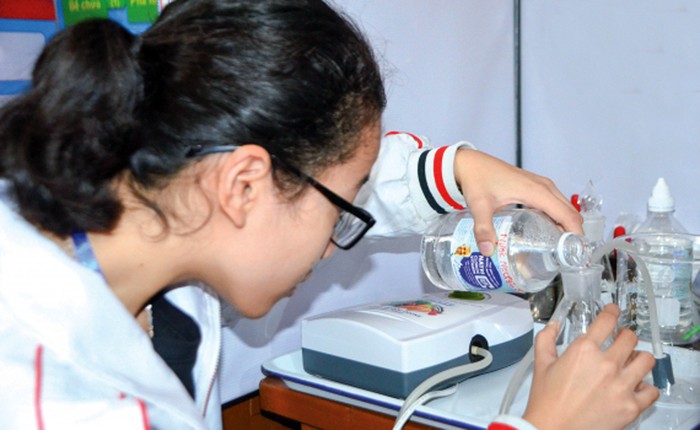 Hai nữ sinh Trường Trung học phổ thông Nguyễn Đức Cảnh thành công với dự án “Nghiên cứu ứng dụng ozone trong điều trị viêm loét ở người bệnh đái tháo đường”. (Ảnh: CTV)
