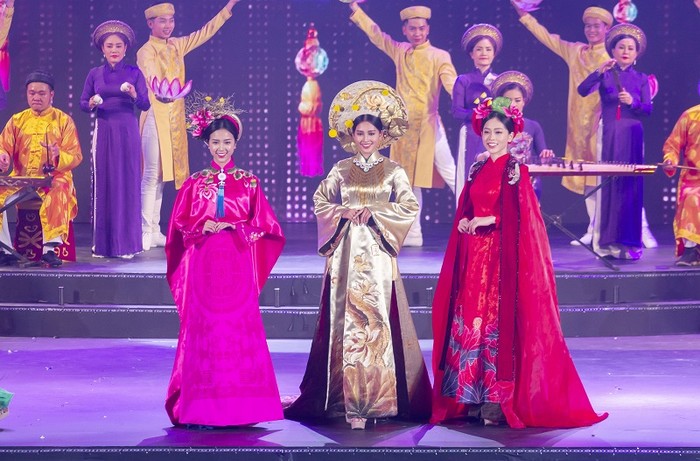 Sự xuất hiện của Hoa hậu Việt Nam 2018 Trần Tiểu Vy cùng hai á hậu là điểm nhấn cho chương trình nghệ thuật chào mừng thành công năm du lịch quốc gia 2018. (Ảnh: CTV)