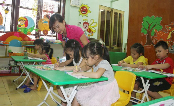 Cô giáo Nguyễn Thị Nam hướng dẫn học sinh lớp 5 tuổi trong giờ hoạt động tạo hình (Ảnh: N.D)