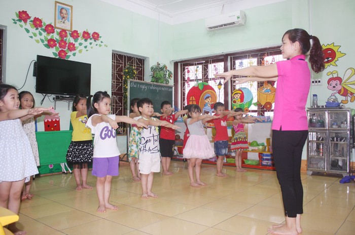 Cô giáo Nguyễn Thị Nam hướng dẫn học sinh lớp 5 tuổi trong giờ hoạt động thể chất (Ảnh: N.D)