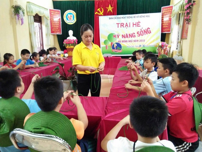 Cô giáo Đinh Thị Hợi hướng dẫn học sinh tham gia các hoạt động trải nghiệm, rèn luyện kỹ năng sống (Ảnh: CTV)