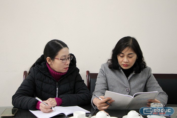 Cô giáo Bùi Thị Thanh Xuân (bên trái), giáo viên giỏi của Trường Trung học cơ sở Trần Phú (quận Kiến An, Hải Phòng). (Ảnh: Lã Tiến)