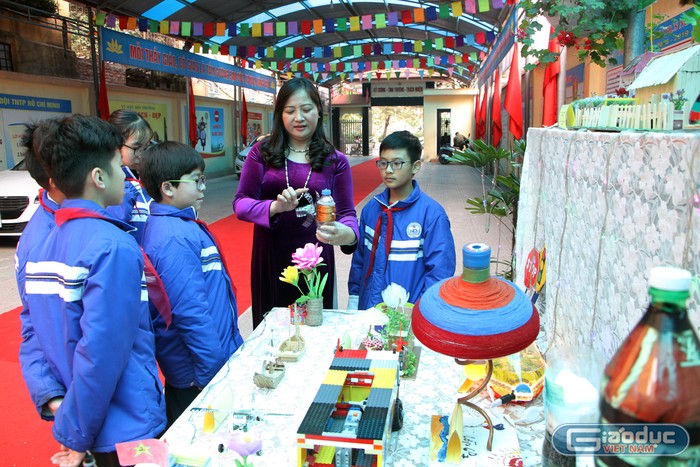Cô giáo Nguyễn Thị Thu Hương, Hiệu trưởng Trường Trung học cơ sở Ngô Quyền giới thiệu các sản phẩm sáng tạo do học sinh nhà trường tạo ra. (Ảnh: Lã Tiến)