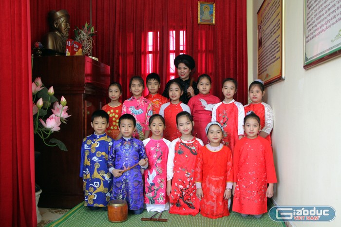 Câu lạc bộ ca trù của Trường Tiểu học Nguyễn Công Trứ (Ảnh: Lã Tiến)