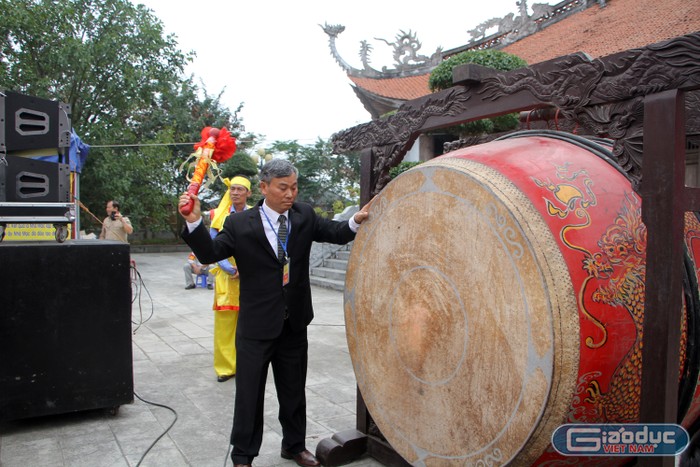 Ông Bùi Đức Thảo, Chủ tịch Ủy ban nhân dân huyện Kiến Thụy đánh trống khai hội. (Ảnh: Lã Tiến)