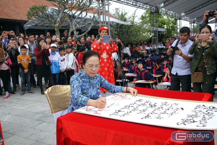 Bà Nguyễn Thị Nghĩa, Phó bí thư Thường trực Thành ủy, Trưởng đoàn Đại biểu Quốc hội Hải Phòng ký khai bút thực hiện chủ đề năm 2019 của thành phố. (Ảnh: Lã Tiến)