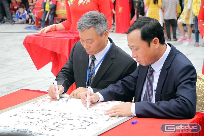Lãnh đạo huyện Kiến Thụy cũng ký khai bút quyết tâm thực hiện chủ đề năm 2019 của huyện (Ảnh: Lã Tiến)