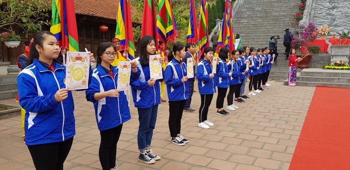 Lễ hội khai bút có sự tham gia của các học sinh trường Trung học phổ thông Chu Văn An (Ảnh: CTV)