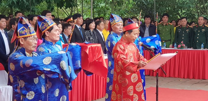 Nghi lễ dâng hương tại đền thờ Nhà giáo Chu Văn An (Ảnh: CTV)