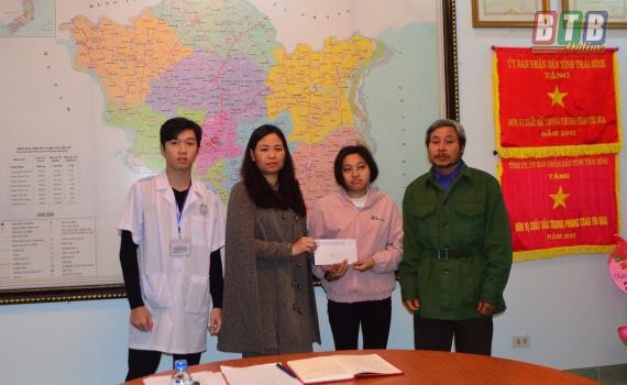 Hiệu trưởng Trường Cao đẳng Y tế Thái Bình trao số tiền hỗ trợ cho em Vũ Thị Xuân (thứ 2 từ phải sang). (Ảnh: Báo Thái Bình)