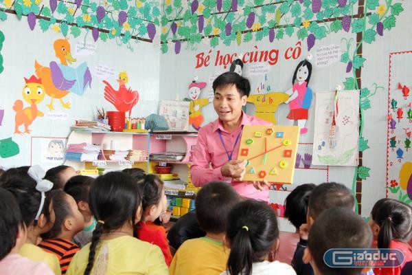 Thầy giáo Vũ Văn Hiên, Hiệu trưởng Trường mầm non Trường Thành (huyện An Lão, Hải Phòng) trực tiếp dạy dỗ các cháu 5 tuổi. (Ảnh: Lã Tiến)