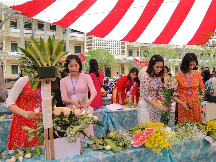 Các cô giáo thể hiện sự khéo léo của bản thân thông qua hội thi cắm hoa nghệ thuật (Ảnh: CTV)