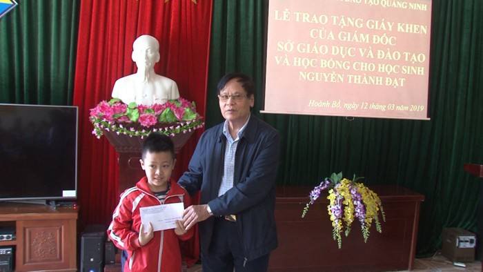 Lãnh đạo Hội Khuyến học tỉnh Quảng Ninh tặng quà cho em Nguyễn Thành Đạt (Ảnh: CTV)
