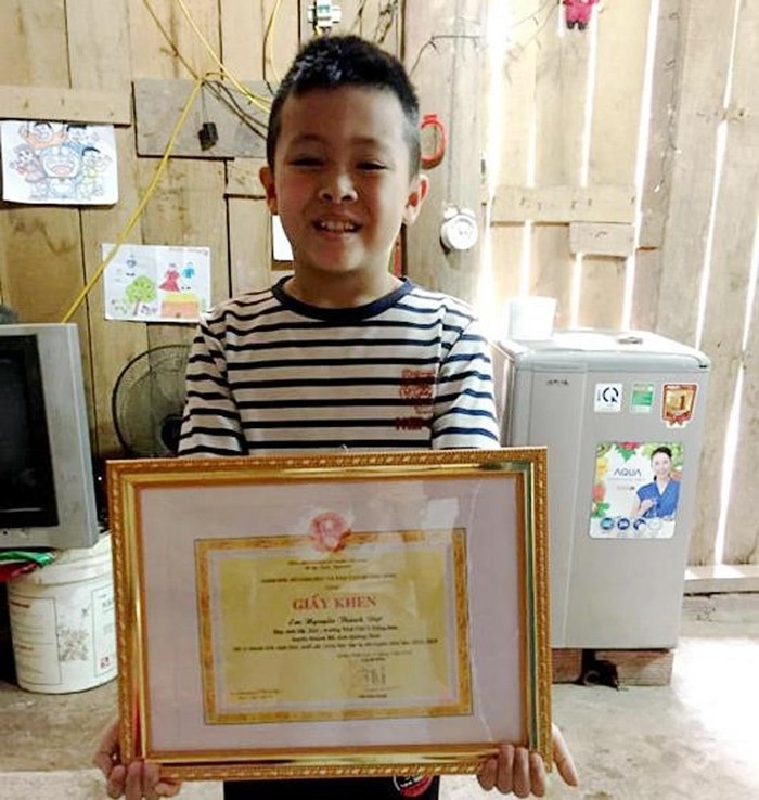 Em Nguyễn Thành Đạt nhận bằng khen của Sở Giáo dục và Đào tạo Quảng Ninh (Ảnh: CTV)