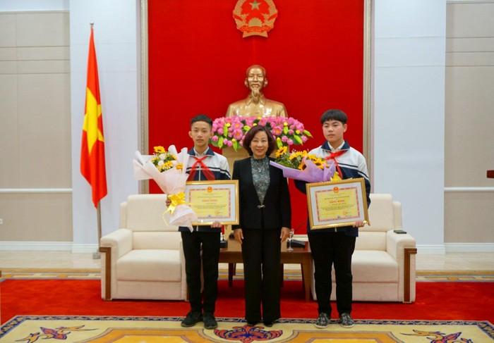 Bà Vũ Thị Thu Thủy, Phó chủ tịch Ủy ban nhân dân tỉnh Quảng Ninh trao bằng khen cho 2 học sinh đoạt giải nhất (Ảnh: Báo Quảng Ninh).