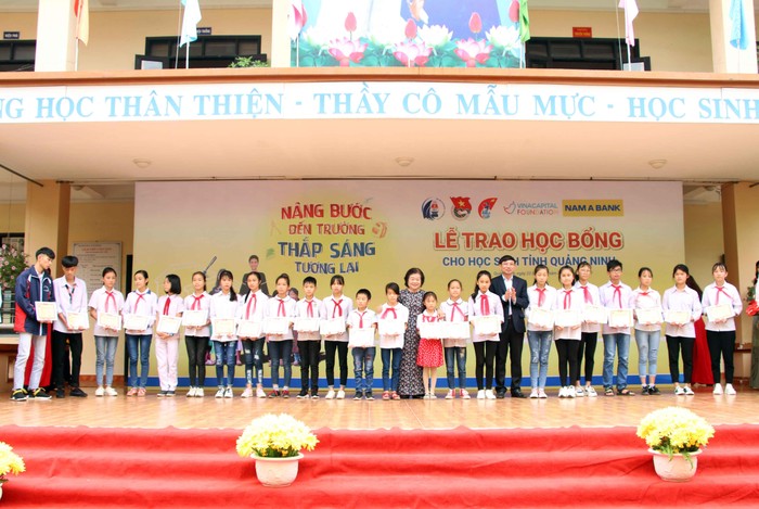 150 học sinh tỉnh Quảng Ninh nhận học bổng từ quỹ học bổng Vừ A Dính (Ảnh: CTV)