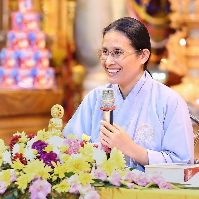 Bà Phạm Thị Yến thực hiện các nghi thức “thỉnh vong”, “cúng oan gia trái chủ” (Ảnh: CTV)