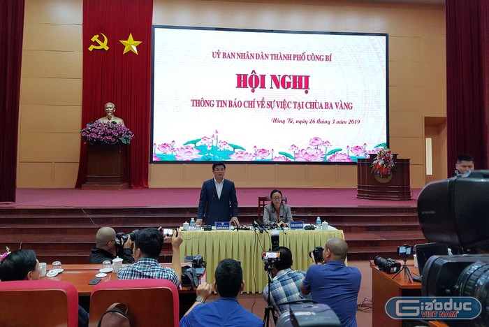 Ông Nguyễn Mạnh Hà, Chủ tịch Ủy ban nhân dân thành phố Uông Bí (Quảng Ninh) trả lời các câu hỏi của phóng viên liên quan đến chùa Ba Vàng (Ảnh: Lã Tiến)