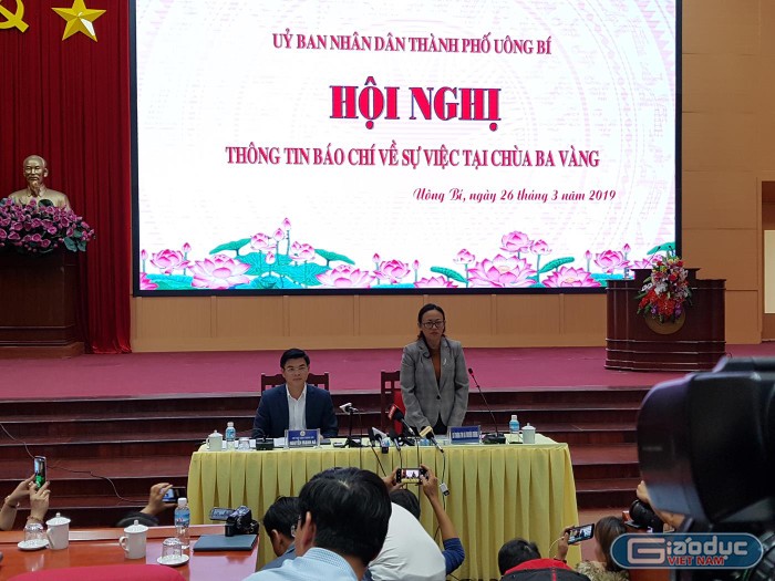 Bà Lê Ngọc Hân, Giám đốc Sở Thông tin và truyền thông Quảng Ninh trả lời câu hỏi của các phóng viên (Ảnh: Lã Tiến)