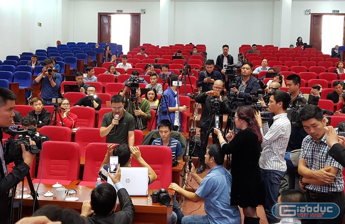 Các phóng viên đặt câu hỏi tới Chủ tịch Ủy ban nhân dân Thành phố Uông Bí và Giám đốc Sở Thông tin và Truyền thông tỉnh Quảng Ninh (Ảnh: Lã Tiến)