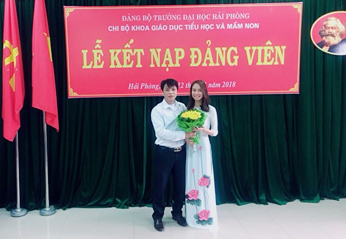 Năm thứ 3 trên giảng đường đại học, Phạm Quỳnh Phương vinh dự được đứng trong hàng ngũ của Đảng (Ảnh: nhân vật cung cấp)