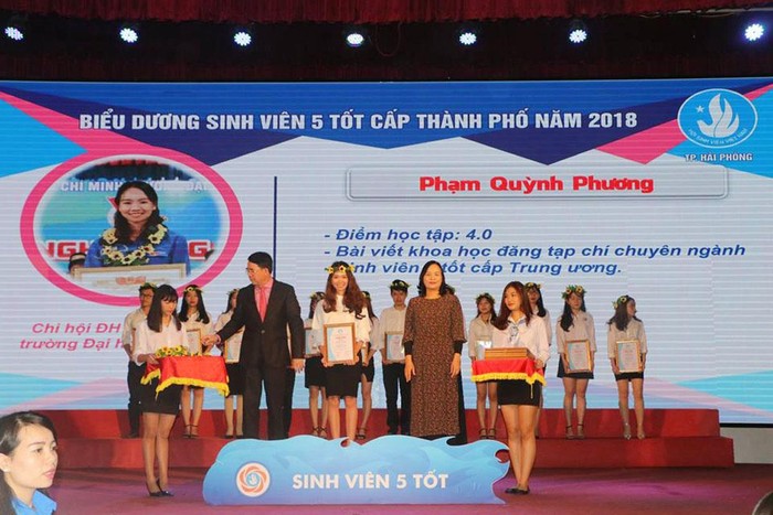 Phạm Quỳnh Phương được biểu dương sinh viên 5 tốt cấp thành phố năm 2018 (Ảnh: Lã Tiến)