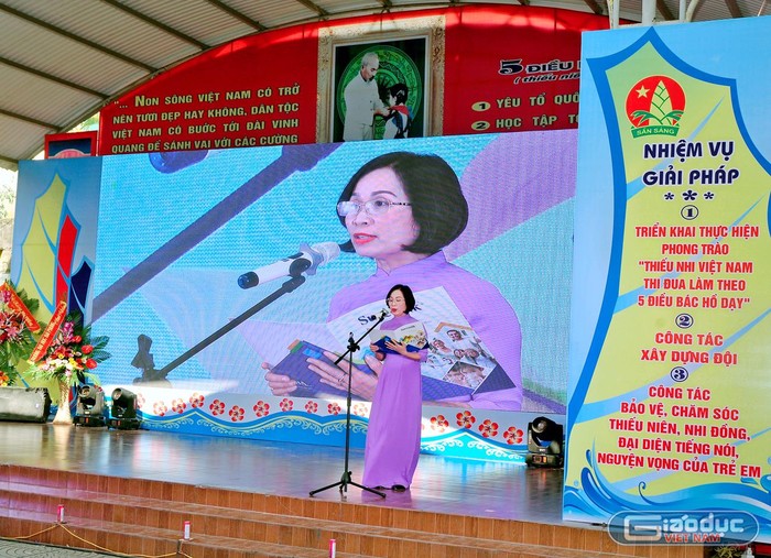 Bà Nguyễn Thị Hồng, Hiệu trưởng Trường Tiểu học Thực hành phát biểu tại ngày hội (Ảnh: Lã Tiến)