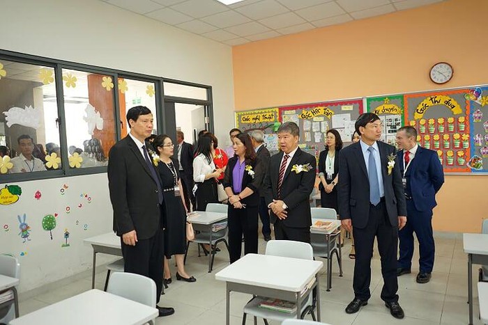 Các đại biểu tham quan các lớp học tại Trường quốc tế Singapore (Ảnh: Lã Tiến)