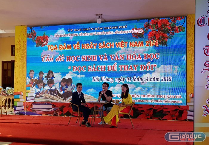 Nhà văn Nguyễn Đình Tú (ngồi giữa) giao lưu với học sinh Trường Trung học cơ sở Nam Hà (Ảnh: Lã Tiến)