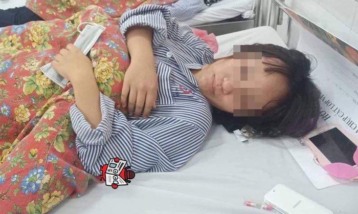 Nữ sinh Nguyễn Thị Hồng L. đang được điều trị tại bệnh viện Đa khoa tỉnh Quảng Ninh (Ảnh: CTV)