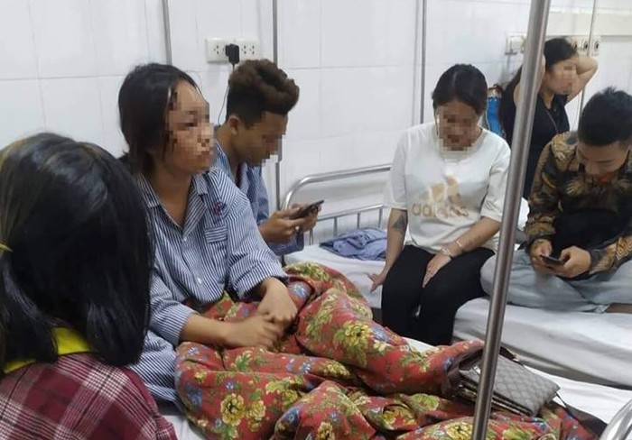 Hai học sinh bị đánh hội đồng đang được điều trị tại Bệnh viện Đa khoa tỉnh Quảng Ninh (Ảnh: CTV)