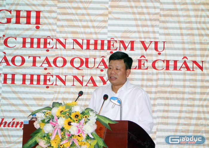 Ông Lê Trung Kiên, Bí thư Quận ủy Lê Chân quán triệt việc thực hiện nhiệm vụ của ngành giáo dục quận trong tình hình hiện nay (Ảnh: Lã Tiến)