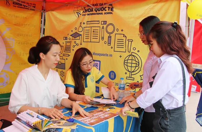 Học sinh tìm hiểu thông tin tuyển sinh tại bàn tư vấn của các trường đại học, cao đẳng trong và ngoài tỉnh Quảng Ninh (Ảnh: CTV)
