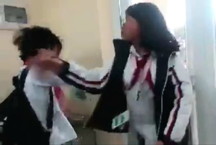 Nữ sinh lớp 7 Trường Trung học cơ sở Cẩm Bình bị bạn cùng lớp đánh túi bụi (Ảnh cắt từ clip)
