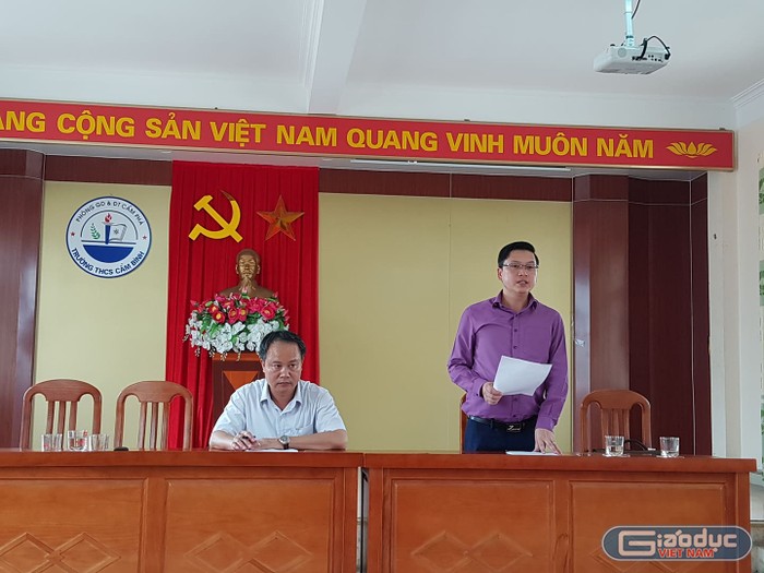 Lãnh đạo Uỷ ban nhân dân thành phố Cẩm Phả thông báo về việc đình chỉ công tác điều hành đối với Hiệu trưởng Trường Trung học cơ sở Cẩm Bình (Ảnh: Lã Tiến)