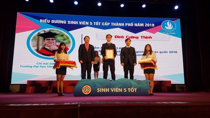 Sinh viên Đinh Cường Thịnh (giữa) nhận danh hiệu “Sinh viên 5 tốt” cấp thành phố năm 2018. (Ảnh: Nhân vật cung cấp)