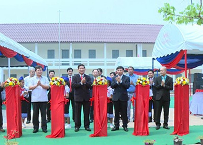 Các đại biểu cắt băng khánh thành ngôi trường do Quảng Ninh xây tặng tỉnh Luông Pha Băng (Ảnh: CTV)