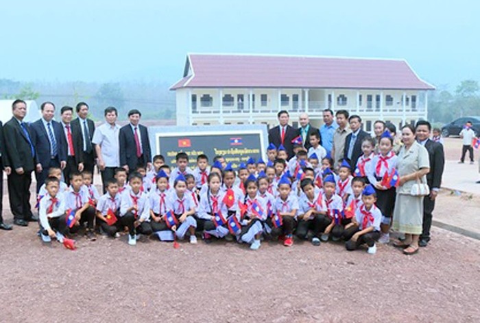 Các đại biểu chụp ảnh lưu niệm cùng thầy cô giáo và các em học sinh Trường tiểu học hữu nghị Luông Pha Băng - Quảng Ninh (Ảnh: CTV)