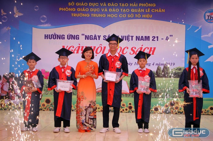 Lãnh đạo nhà trường trao phần thưởng cho các em học sinh xuất sắc (Ảnh: Lã Tiến)