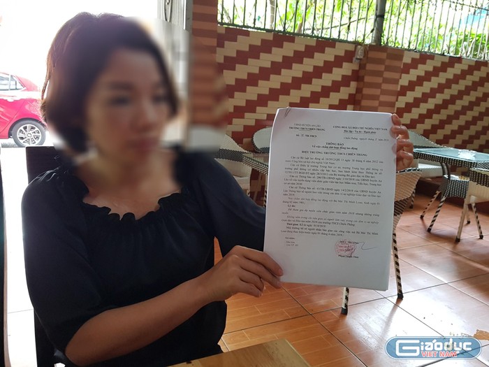 Cô giáo Mai Thị Minh L. dạy hợp đồng đã 15 năm nhưng nhận quyết định chấm dứt hợp đồng sau cuộc điện thoại của hiệu trưởng (Ảnh: Lã Tiến)