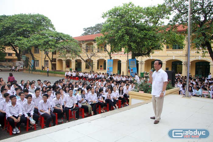 Sự nhiệt huyết của Giáo sư Nguyễn Lân Dũng đã gây ấn tượng mạnh đối với thầy cô và các em học sinh Trường trung học phổ thông Ngô Quyền. (Ảnh: Lã Tiến)
