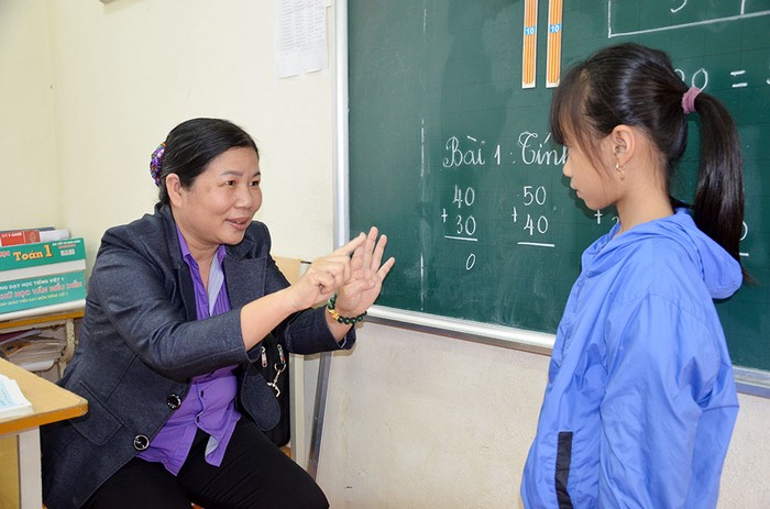 Cô giáo Hoàng Thị Yên đang dạy em Bảo Hân học Toán (Ảnh: Lan Anh)