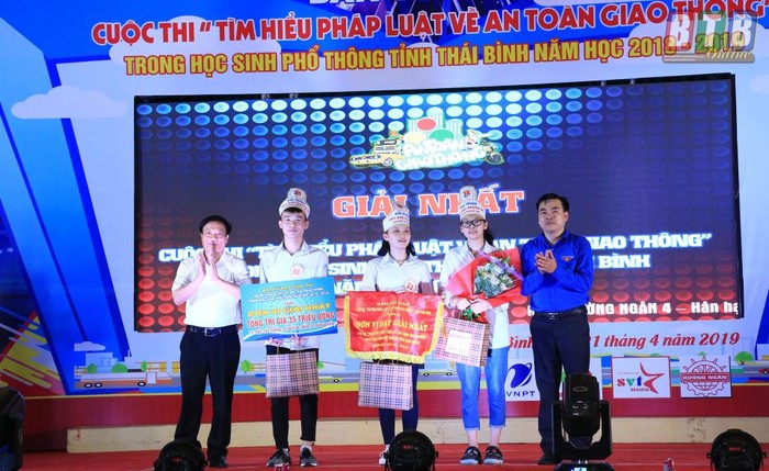 Ban tổ chức trao giải nhất cho đội tuyển Trung học phổ thông Bắc Duyên Hà (Ảnh: Báo Thái Bình)