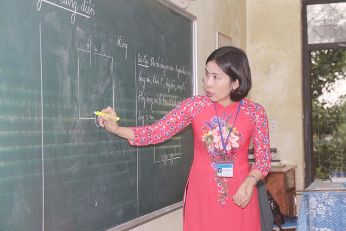 Cô giáo Nguyễn Hà Liễu luôn đem hết khả năng, lòng nhiệt tình của mình để giảng dạy học sinh (Ảnh: CTV)