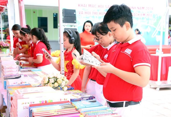 Đông đảo học sinh tìm đọc sách tại các gian hàng trưng bày tại Hội sách Quảng Ninh (Ảnh: CTV)