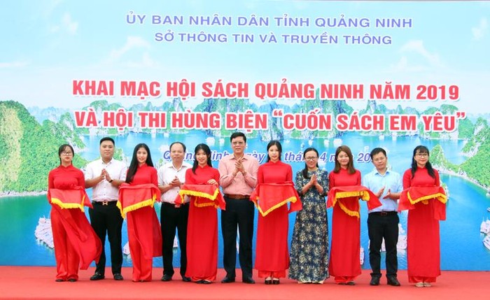 Các đại biểu cắt băng khai mạc hội sách Quảng Ninh năm 2019 (Ảnh: Cộng tác viên)